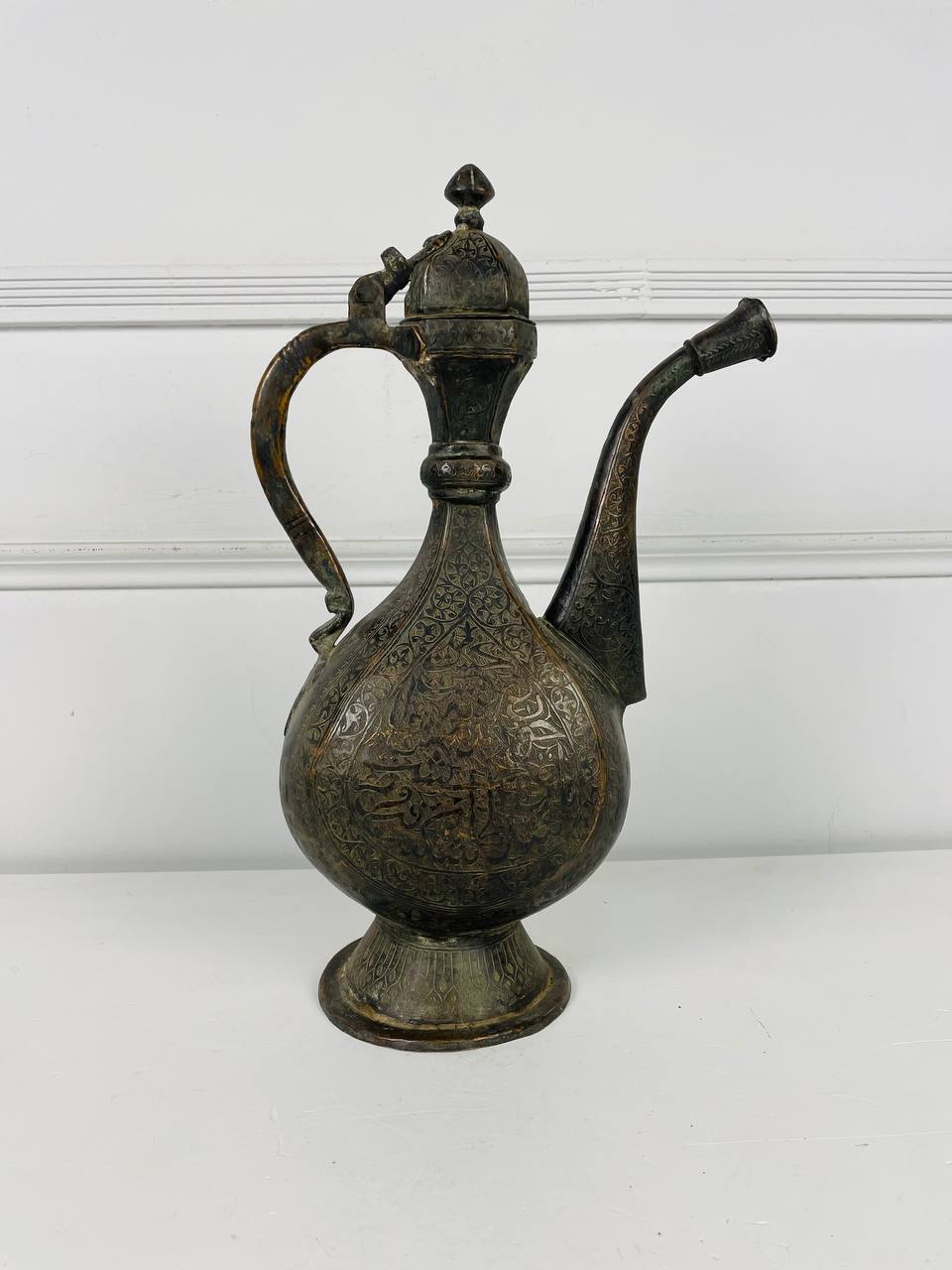 Антикварный кувшин в восточном стиле