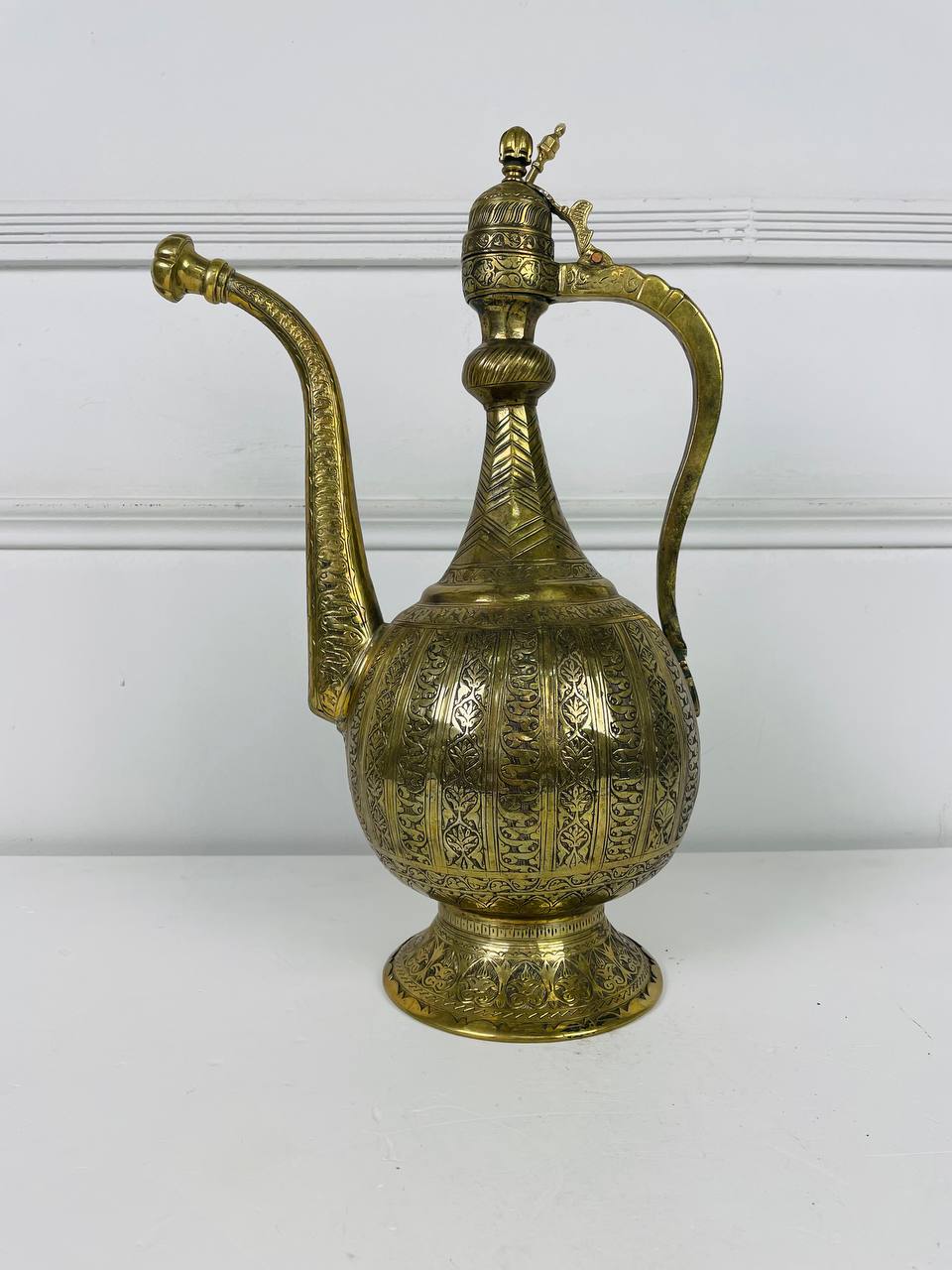 Антикварный кувшин в азиатском стиле