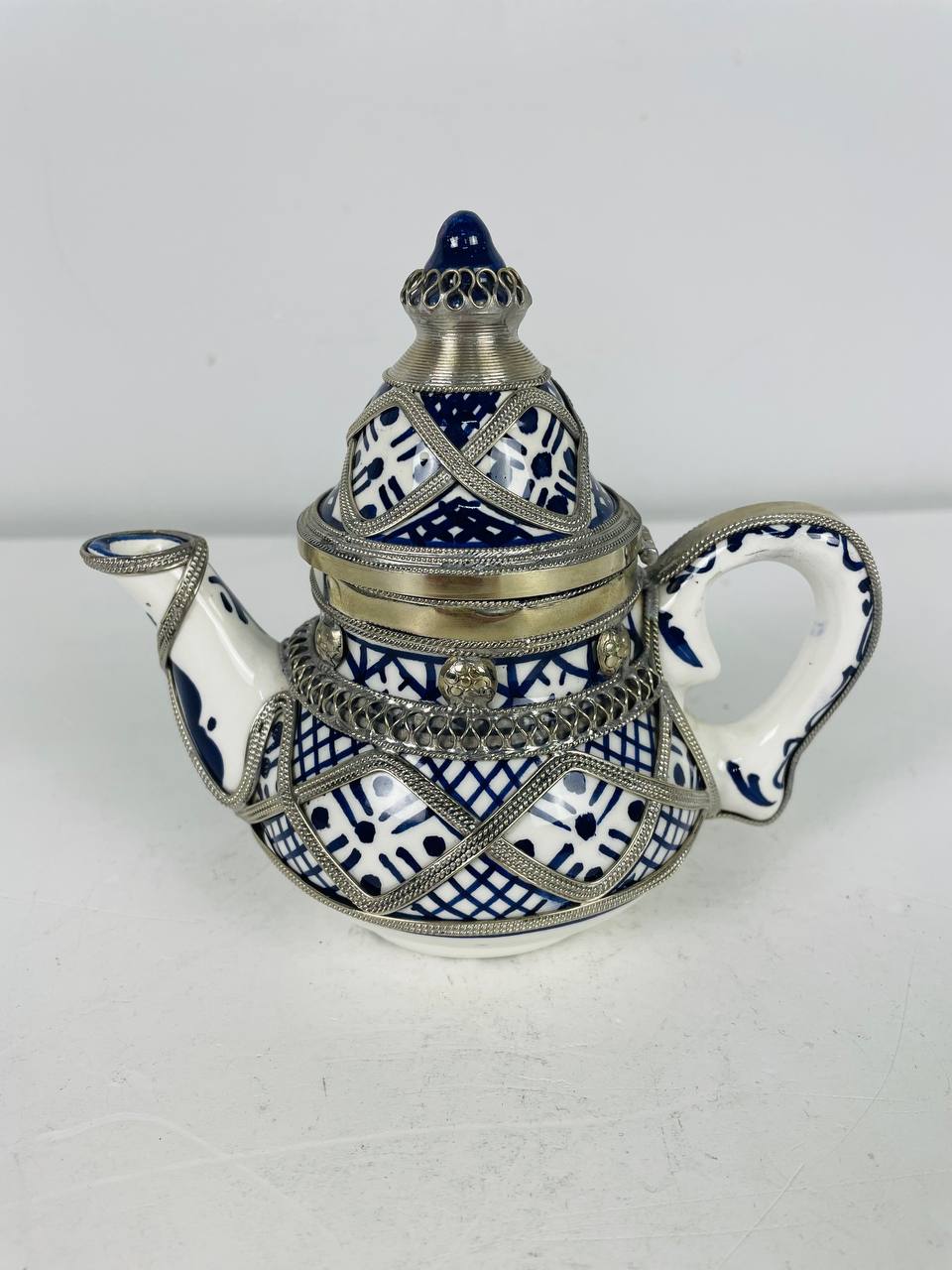 Антикварный африканский чайник