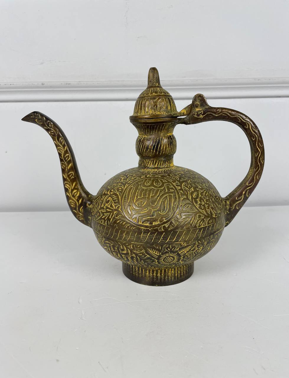 Антикварный чайник в восточном стиле с цветочным орнаментом