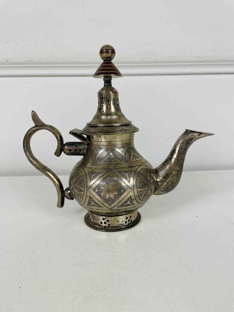 Антикварный чайник марокканский с гравировкой.