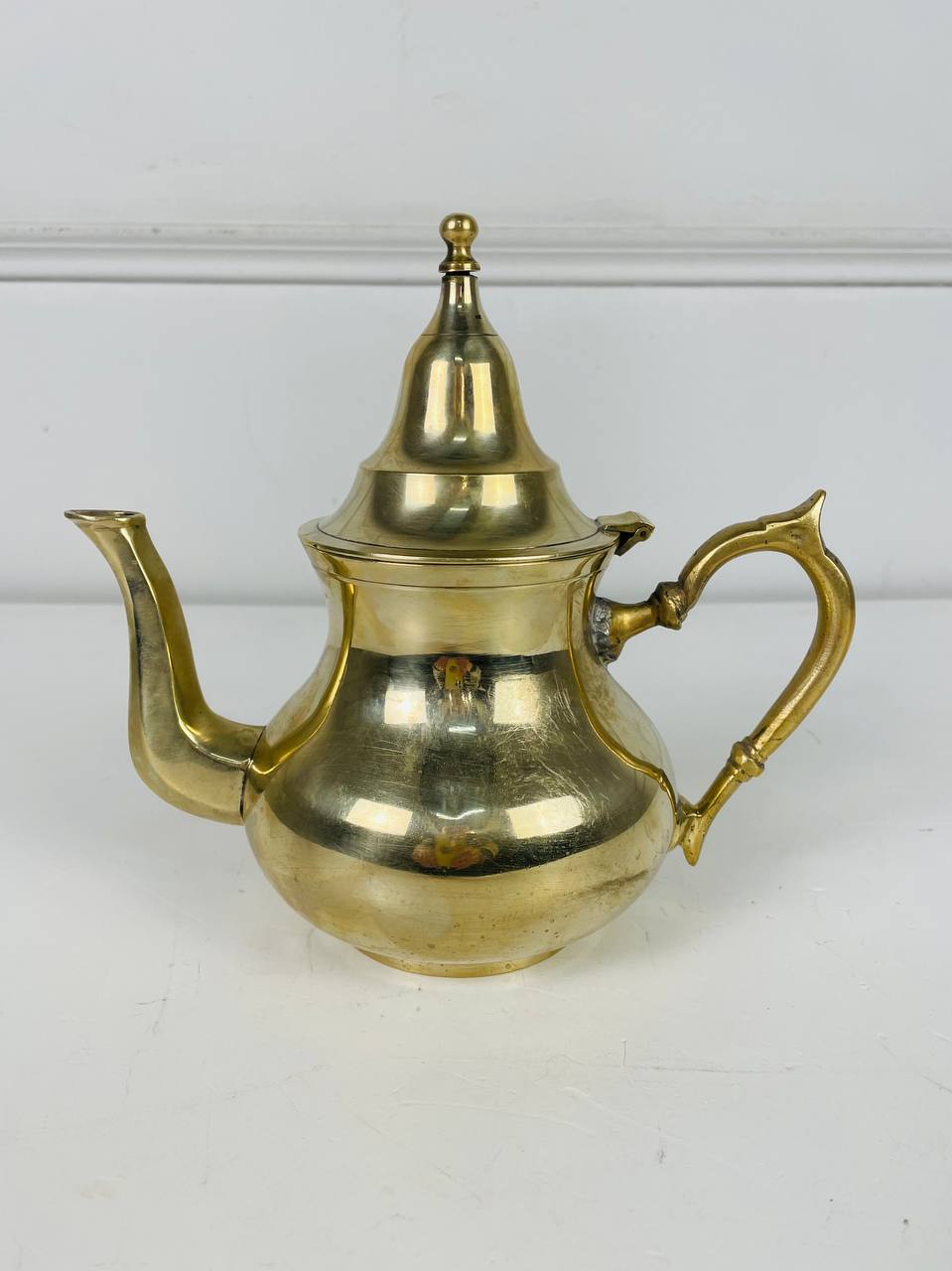 Антикварный марокканский чайник с высокой крышкой.