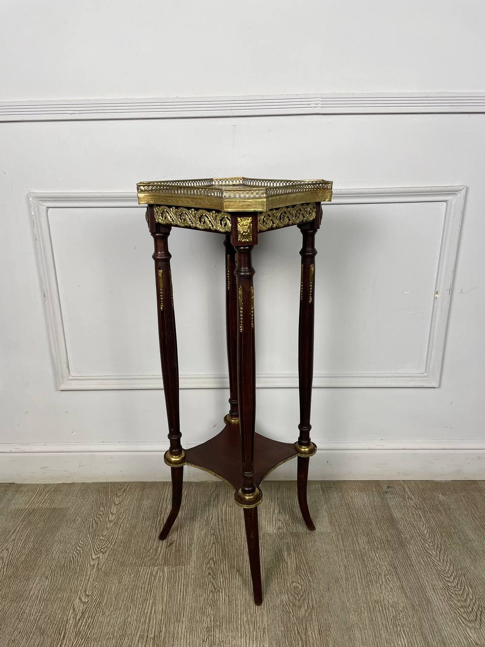 Антикварная подставка-пьедестал.