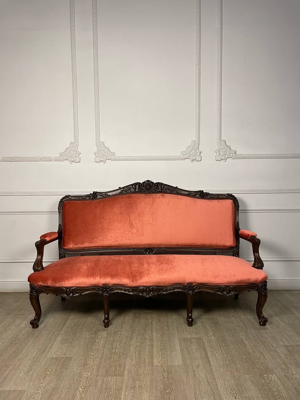 Антикварный диван