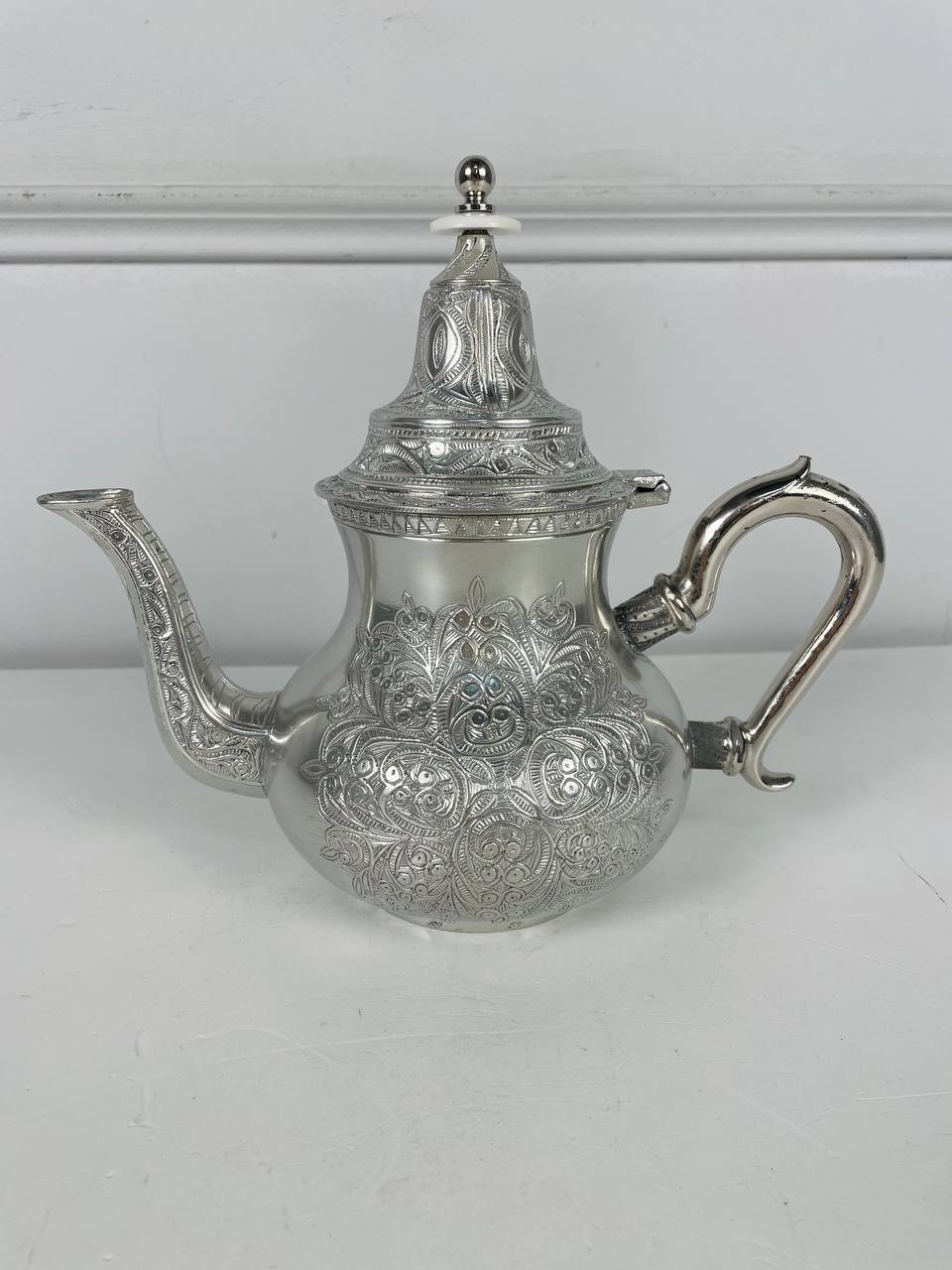 Антикварный оловянный чайник в восточном стиле
