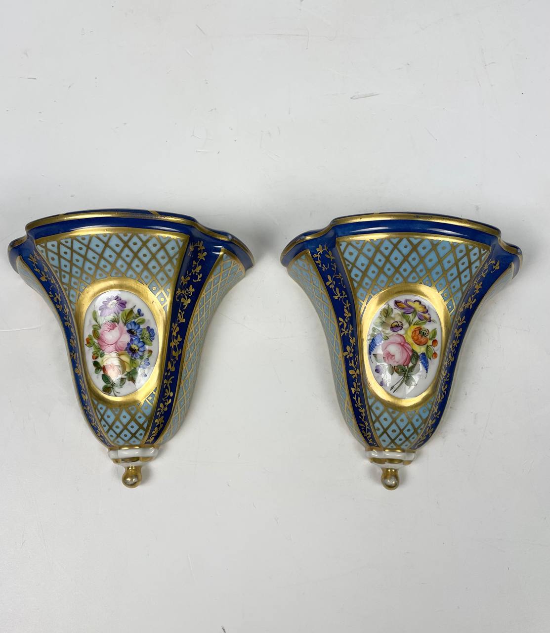 Пара антикварных настенных ваз