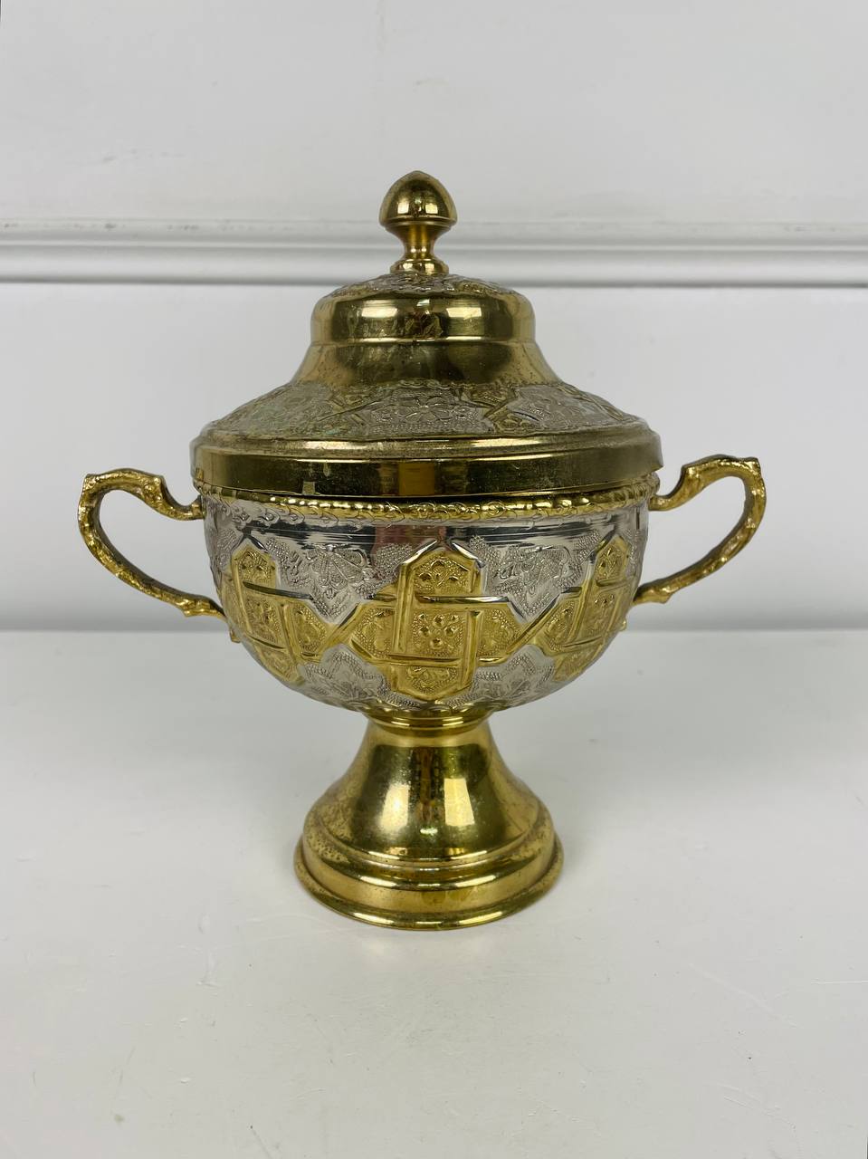 Антикварная ваза в виде кубка