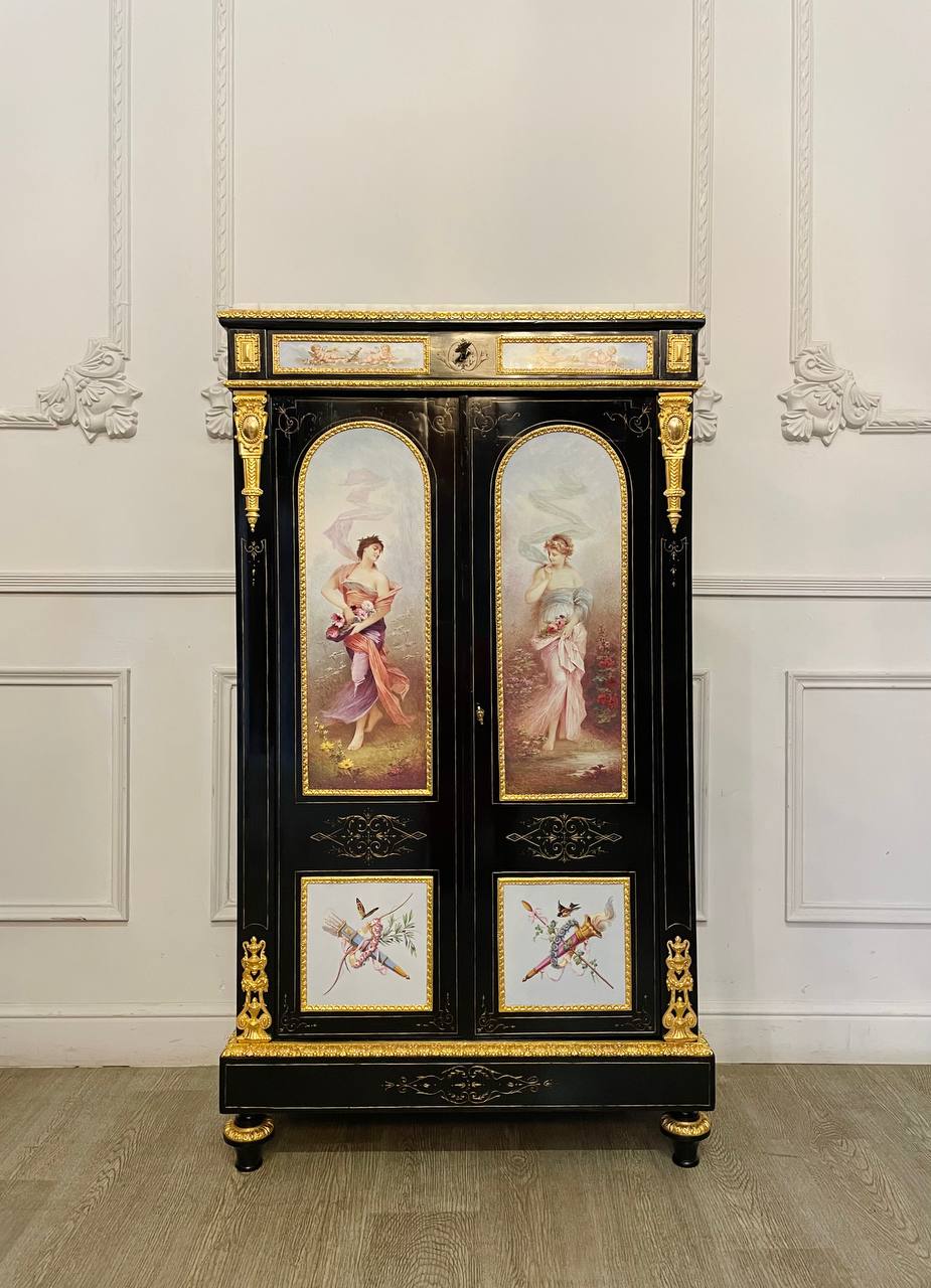 Антикварный шкафчик с фарфоровыми пластами.