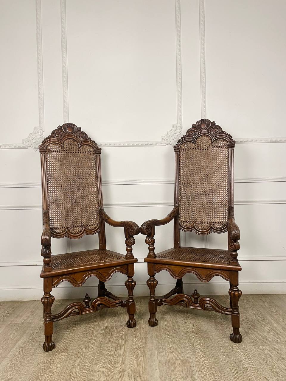 Кресла антикварные парные из ротанга.
