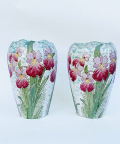 Пара антикварных ваз с ирисами начала XX века Франция.