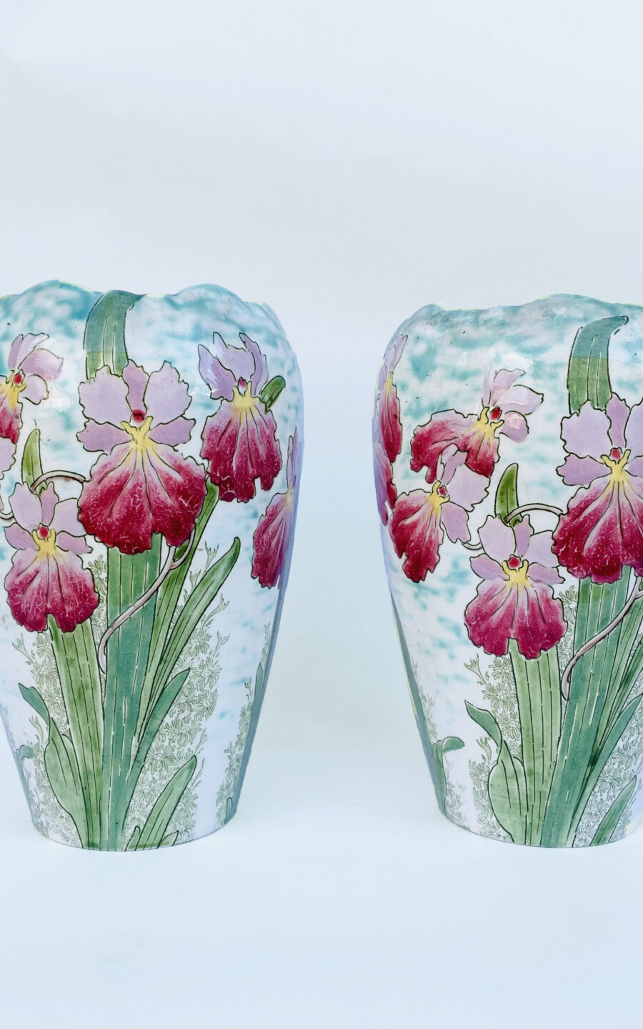 Пара антикварных ваз с ирисами начала XX века Франция.