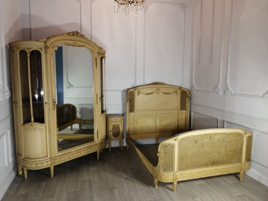 Спальный антикварный гарнитур конца XIX века, Франция.