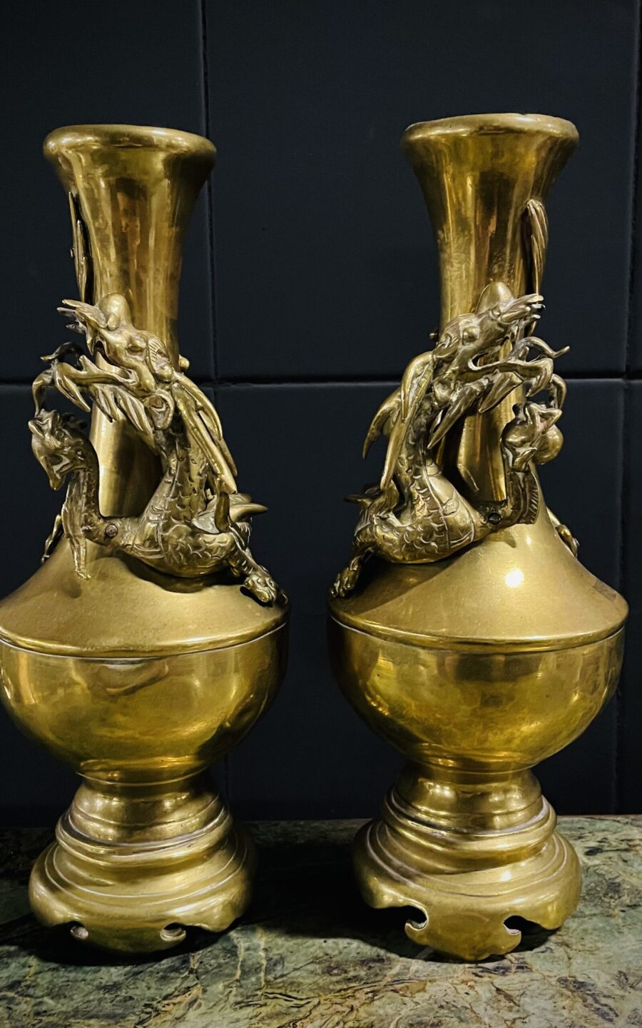 Пара латунных антикварных ваз «Драконы» начала XX века.