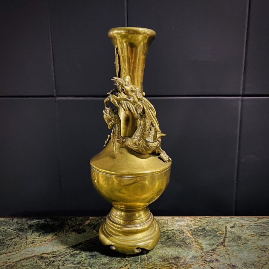 Пара латунных антикварных ваз «Драконы» начала XX века. Фото 1.