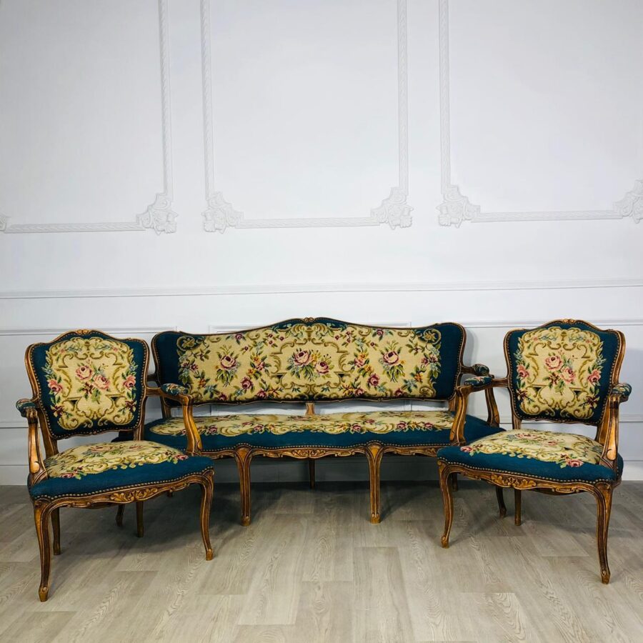 Гарнитур мягкой мебели (диванчик трёхместный и два полукресла) первой половины XX века, Франция.