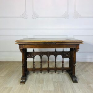 Письменный стол в готическом стиле
