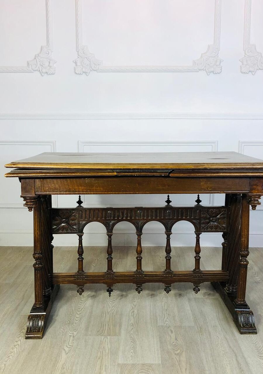 Стол раскладной антикварный в готическом стиле конца XIX века.