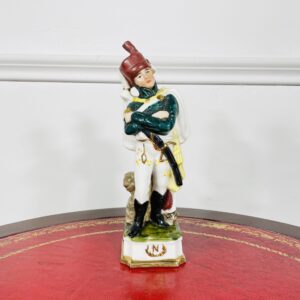 Фарфоровая статуэтка «Офицер пехоты» из коллекции «Армия Наполеона I» второй половины XX века, Германия.