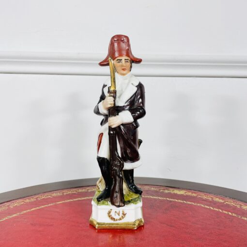 Фарфоровая статуэтка "Офицер пехоты" из коллекции «Армия Наполеона I» второй половины XX века, Германия.