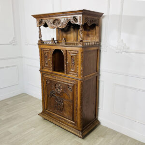 Антикварный шкаф-поставец в бретонском стиле конца XIX века из Франции.
