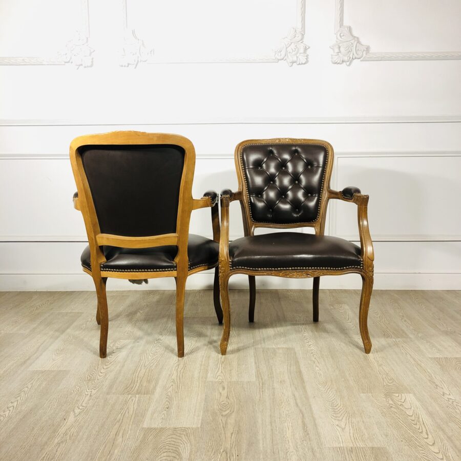 Винтажные парные кожаные кресла в стиле Людовика XV из Франции.