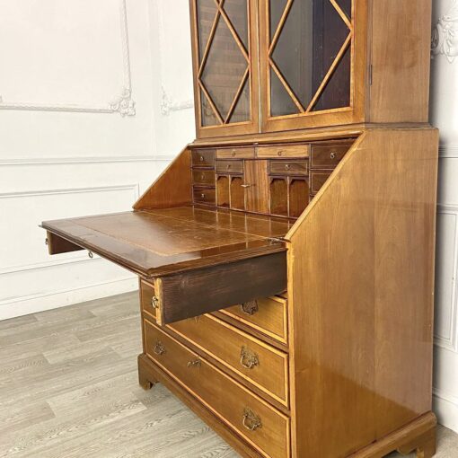 Антикварный шкаф-бюро с витриной для книг начала ХХ века. 9.