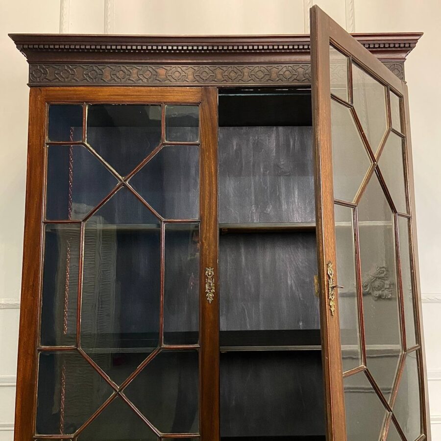 Антикварный шкаф с фигурной расстекловкой фасада.